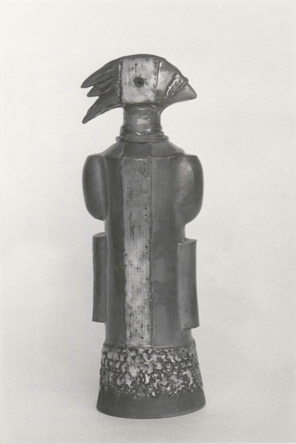 Ida Vaculková, Ptačí božstvo, 1990, v. 35 cm, zakuřovaná keramika glazovaná